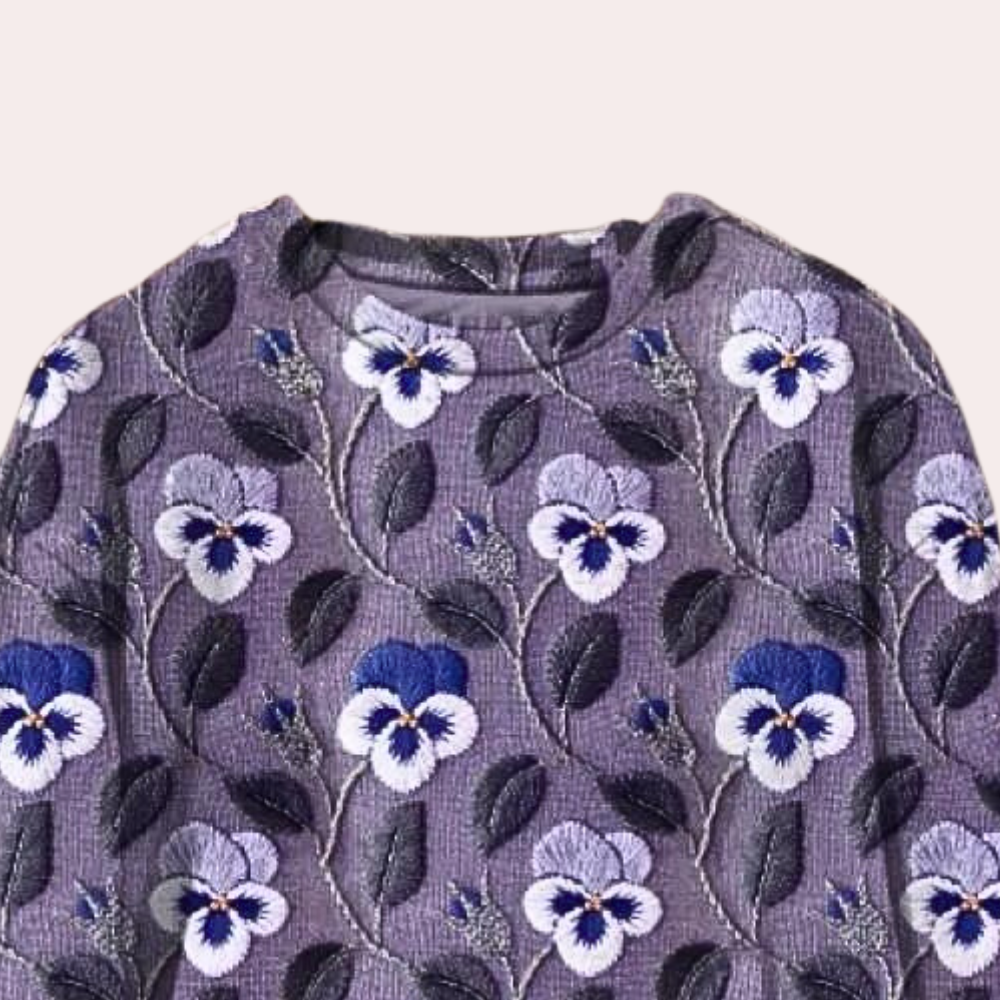 Paarse trui met bloemenpatroon, gebreid design, viooltjesmotief, damesmode, herfstkleding, stijlvolle gebreide trui, trendy dameskleding.