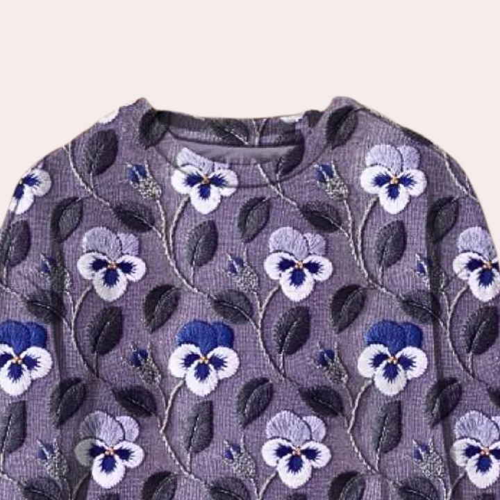 Paarse trui met bloemenpatroon, gebreid design, viooltjesmotief, damesmode, herfstkleding, stijlvolle gebreide trui, trendy dameskleding.