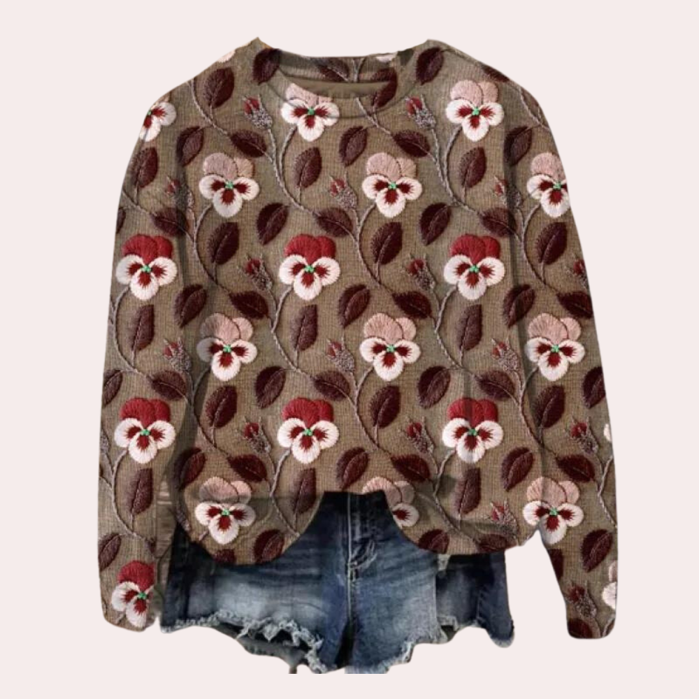Rode bloemenblouse met lange mouwen en vintage patroon, gecombineerd met denim shorts. Perfect voor casual lente- en zomeroutfits.