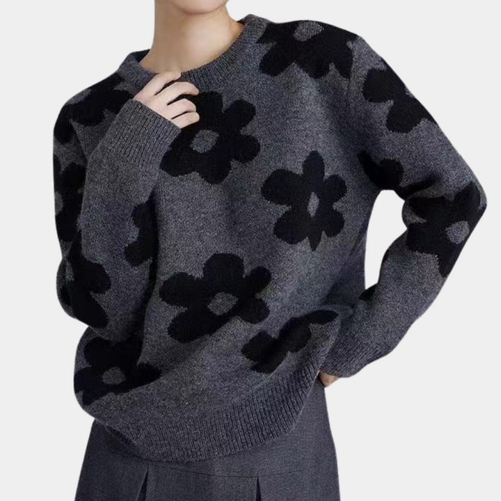 Donkergrijze trui met zwarte bloemenprint, damesmode, herfstkleding, comfortabele oversized pasvorm, trendy en stijlvol design.