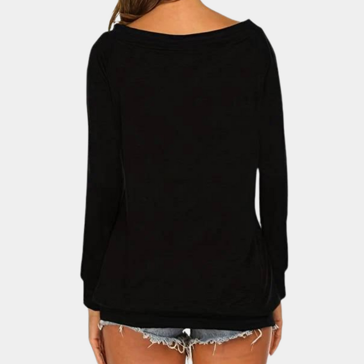 Zwarte damestrui met lange mouwen, gedragen door model, gecombineerd met gerafelde denim shorts. Casual mode, comfortabele pasvorm, trendy kleding.