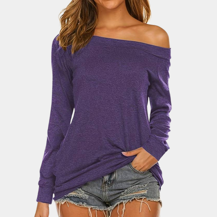 Paarse off-shoulder trui voor dames, casual stijl, lange mouwen, gecombineerd met denim shorts. Perfect voor modieuze herfstoutfits.
