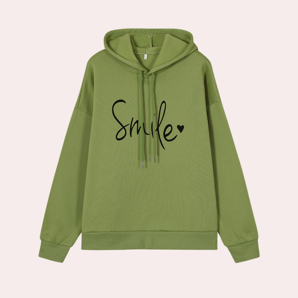 Groene hoodie met capuchon en opschrift "Smile" in zwarte letters, casual streetwear, comfortabele pasvorm, trendy mode voor dames.
