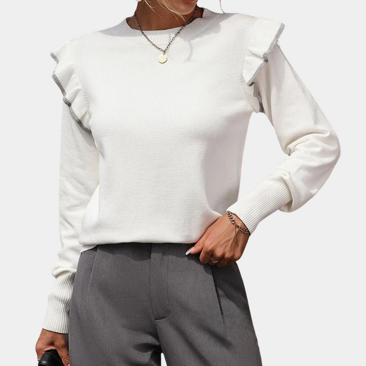 Witte damestrui met ruches, lange mouwen en ronde hals, gecombineerd met grijze broek. Modieuze kleding voor dames, herfst/winter stijl.