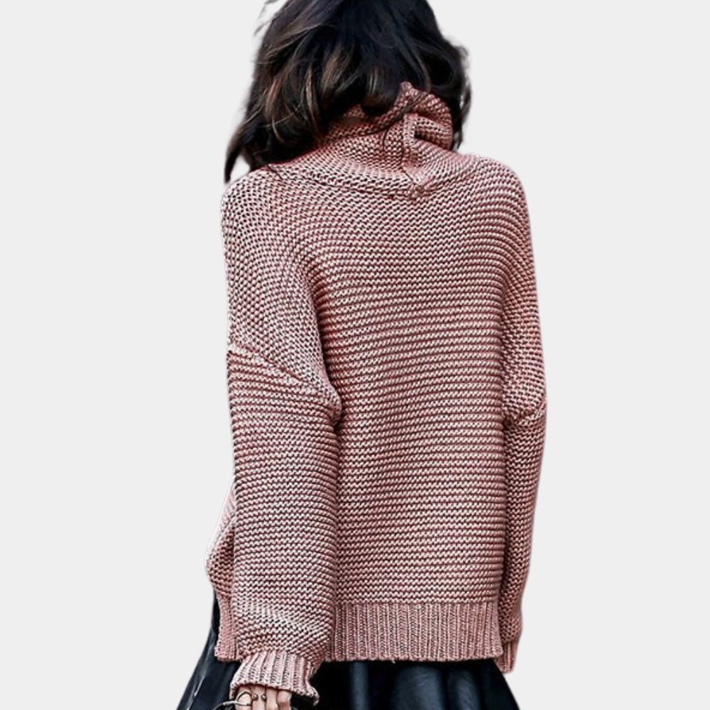 Vrouw in roze gebreide trui met col, rugaanzicht. Modieuze dameskleding, herfst-winter stijl, casual outfit.