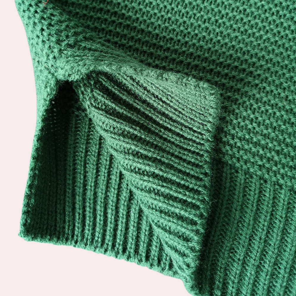 Groene gebreide trui detail, close-up van mouw en textuur. Hoogwaardige wol, comfortabele pasvorm, modieuze kleding, wintermode.