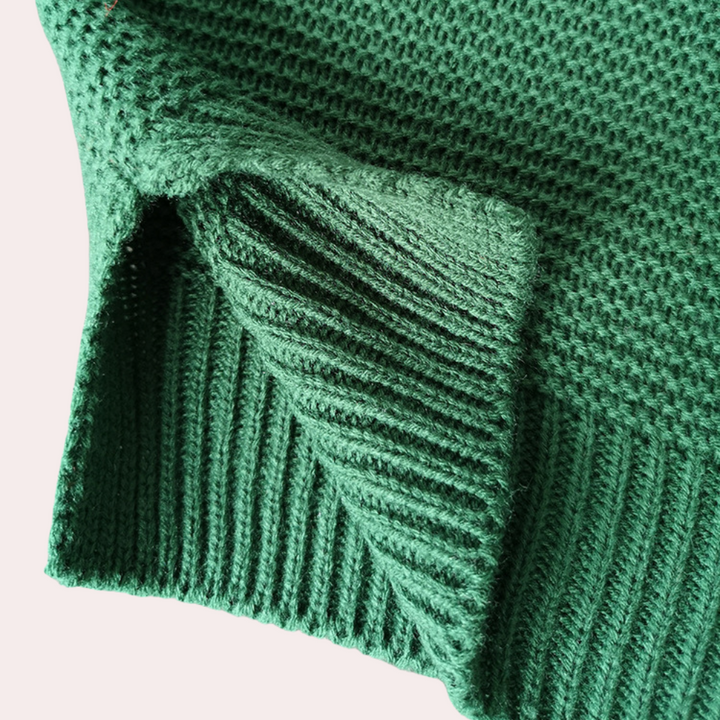 Groene gebreide trui detail, close-up van mouw en textuur. Hoogwaardige wol, comfortabele pasvorm, modieuze kleding, wintermode.