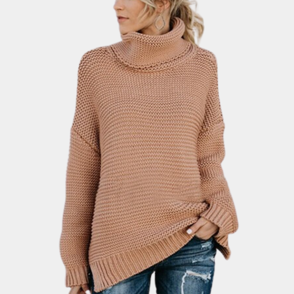 Vrouw draagt een khaki gebreide coltrui met lange mouwen, gecombineerd met blauwe jeans. Modieuze herfstkleding, comfortabele damestrui.