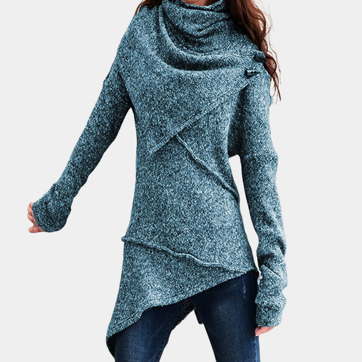 Blauwe asymmetrische damestrui met lange mouwen, stijlvolle col en unieke textuur. Perfect voor casual herfst- en wintermode.