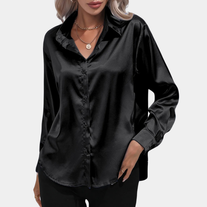 Zwarte satijnen damesblouse met lange mouwen, knoopsluiting en klassieke kraag. Elegante en stijlvolle blouse voor formele en casual gelegenheden.