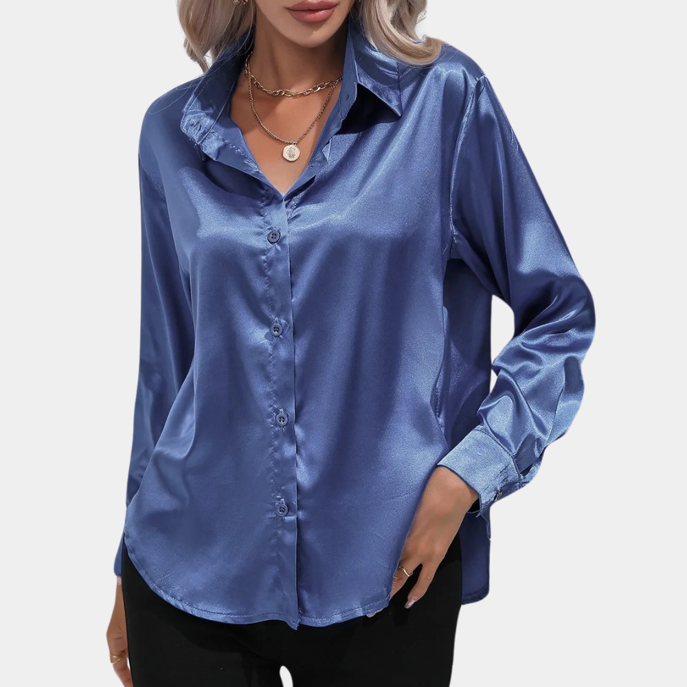 Blauwe satijnen damesblouse met lange mouwen, knoopsluiting en kraag. Elegante en stijlvolle kleding voor formele en casual gelegenheden.