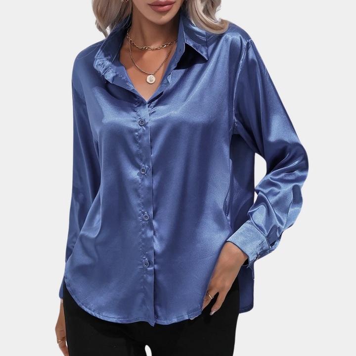 Blauwe satijnen damesblouse met lange mouwen, knoopsluiting en kraag. Elegante en stijlvolle kleding voor formele en casual gelegenheden.