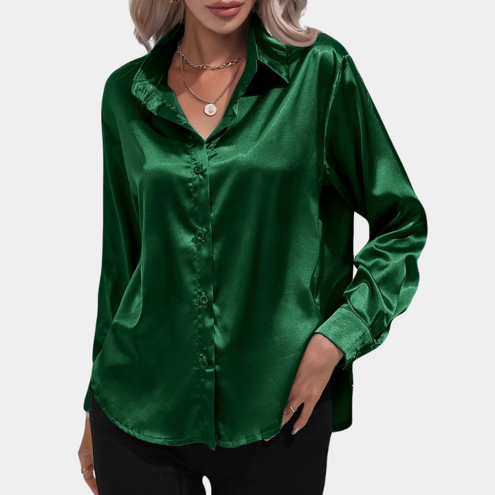 Donkergroene satijnen blouse voor dames, lange mouwen, knoopsluiting, elegante uitstraling, perfect voor zakelijke en casual outfits.
