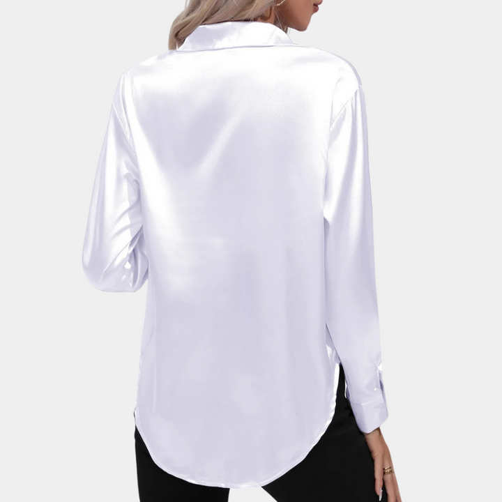 Witte satijnen damesblouse met lange mouwen, achteraanzicht. Elegante en stijlvolle blouse voor formele en casual gelegenheden.