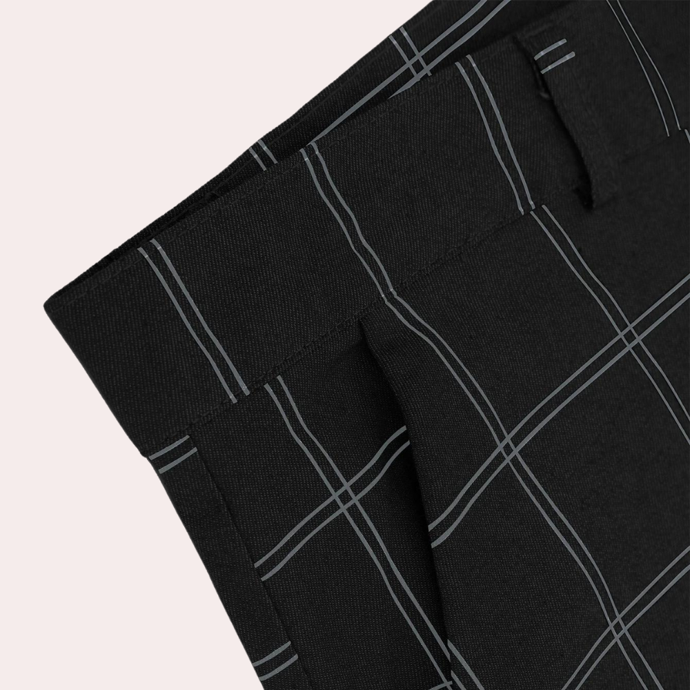 Zwarte geruite broek met grijze lijnen, close-up van tailleband en patroon. Modieuze herenbroek, geschikt voor casual en zakelijke gelegenheden.