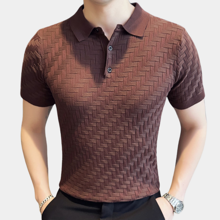 Bruin herenpoloshirt met geweven zigzagpatroon, korte mouwen en knoopsluiting. Stijlvolle casual mode voor mannen.