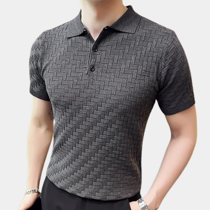 Grijze herenpolo met korte mouwen en zigzagpatroon, gemaakt van ademend katoen. Perfect voor casual en zakelijke gelegenheden.