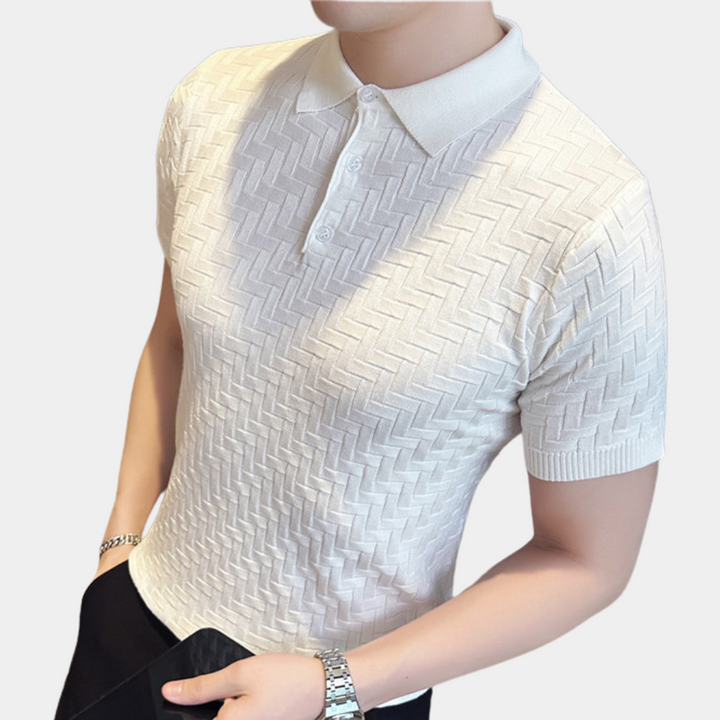 Witte herenpolo met korte mouwen en zigzagpatroon, ideaal voor casual en zakelijke outfits. Comfortabele pasvorm, modieuze uitstraling.