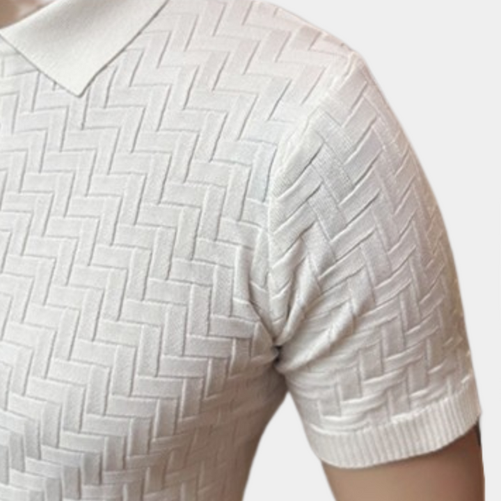 Witte gebreide polo met korte mouwen en visgraatpatroon, herenmode, stijlvolle casual kleding, textuur detail, zomertrui.