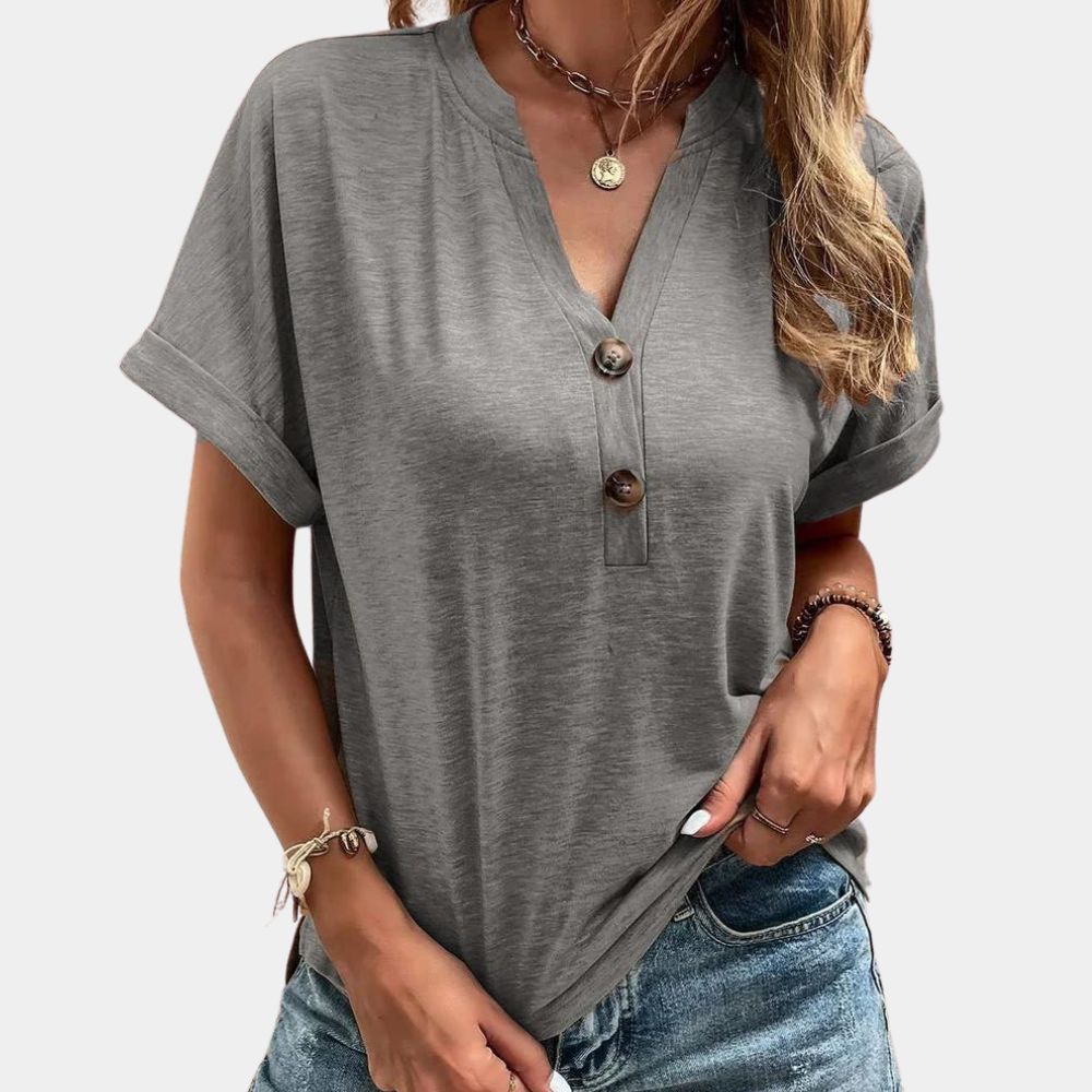 Grijze dames T-shirt met V-hals en knopen, korte mouwen, casual stijl. Perfect voor zomeroutfits. Comfortabele pasvorm, modieuze keuze.