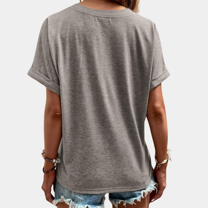 Grijze dames T-shirt, korte mouwen, casual stijl, gedragen met gerafelde denim shorts. Perfect voor zomerse outfits en dagelijkse mode.