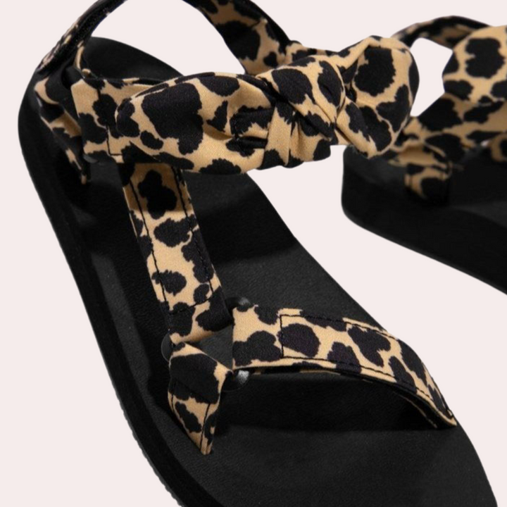 Zwarte sandalen met luipaardprint bandjes, comfortabele zool, trendy damesmode, zomeraccessoire, casual en stijlvol schoeisel.