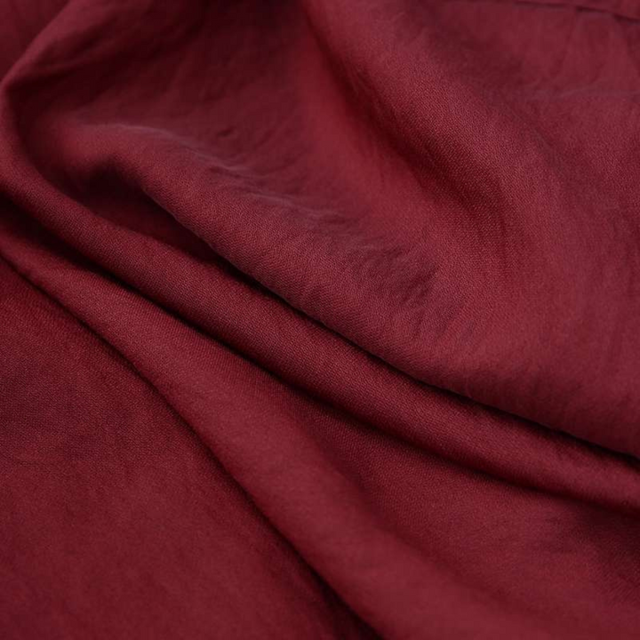 Dieprode linnen stof, close-up textuur, geschikt voor kleding en interieur. Hoogwaardige kwaliteit, duurzaam en ademend materiaal.