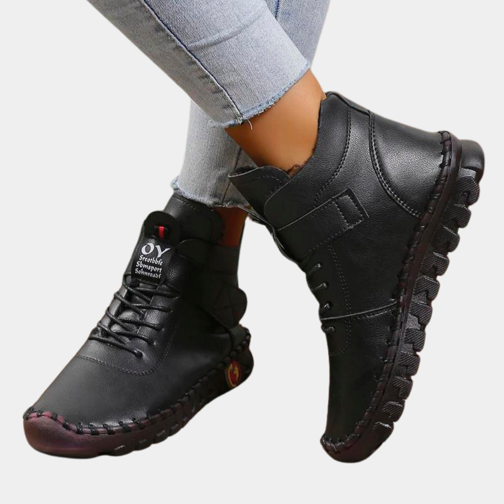 Zwarte leren enkellaarsjes met veters, comfortabele zool en casual stijl, gedragen met lichtblauwe jeans. Perfect voor dagelijks gebruik en modebewust.