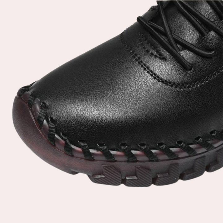 Zwarte leren herenschoen met stevige stiksels en robuuste zool, ideaal voor casual en outdoor gebruik. Comfortabele en duurzame schoenen.