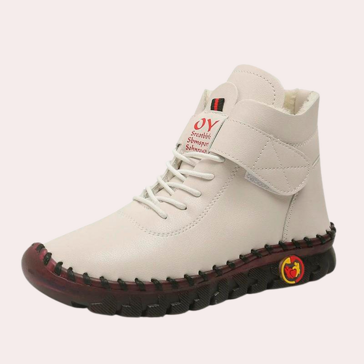 Witte leren sneakerlaars met rode zool, veters en klittenbandsluiting. Modieuze herenschoen, comfortabel en stijlvol voor dagelijks gebruik.
