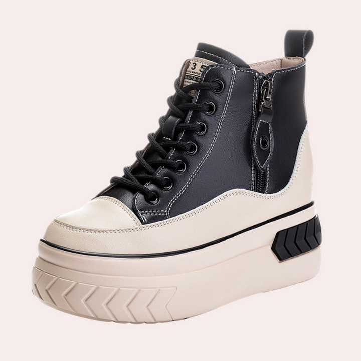 Zwarte leren platform sneakerlaars met crèmekleurige zool, ritssluiting en veters. Modieuze damesschoen, trendy en comfortabel.