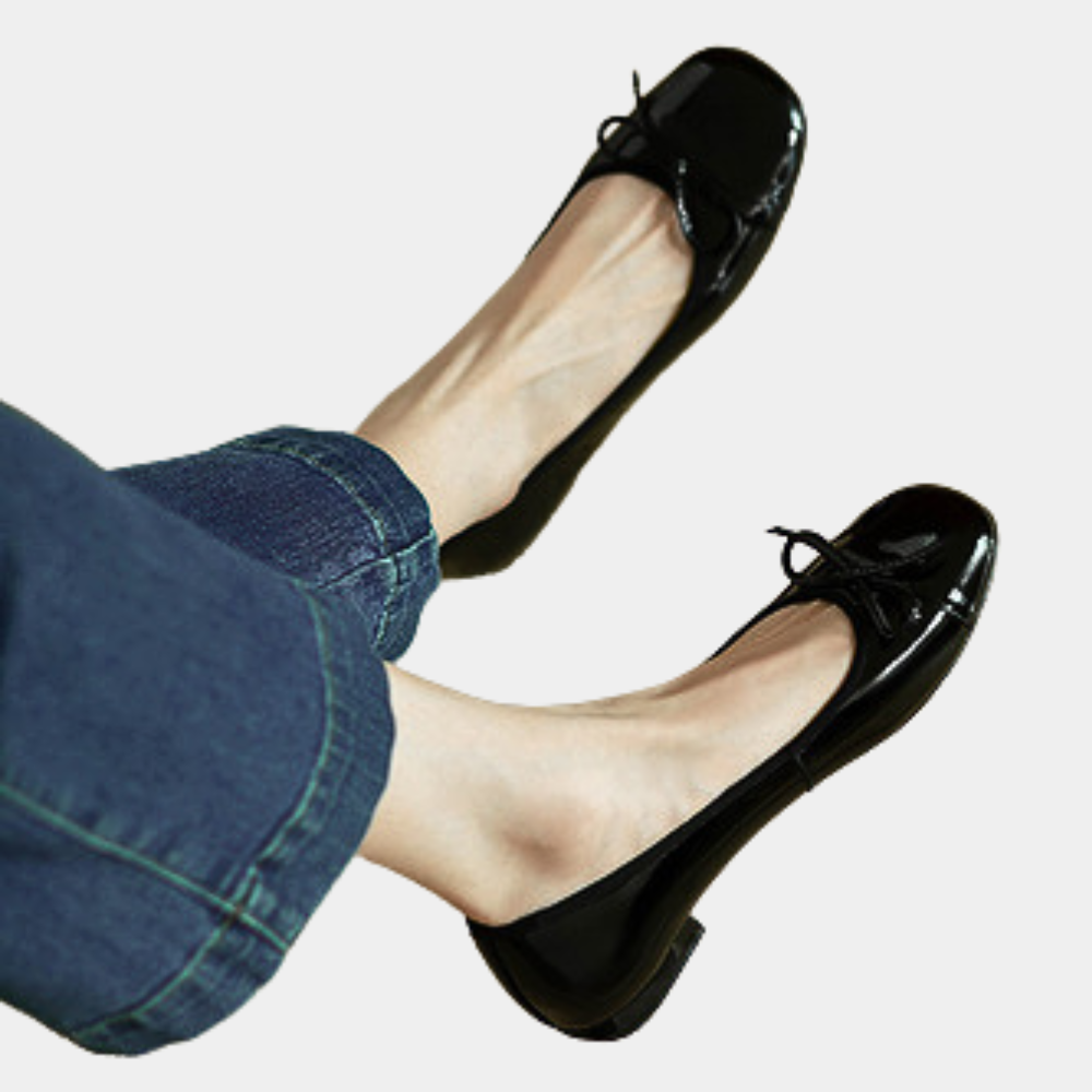 Zwarte ballerina's met strikdetail, gedragen met blauwe jeans. Stijlvolle damesmode, comfortabele platte schoenen, perfect voor casual outfits.