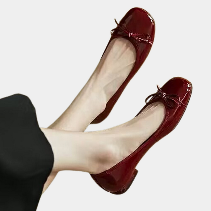 Rode ballerina's met strikje, glanzend lakleer, damesmode, comfortabele platte schoenen, stijlvolle casual look, perfect voor dagelijks gebruik.