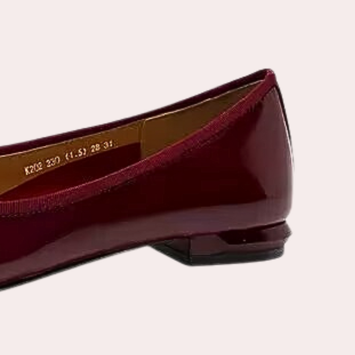 Rode lakleren ballerina met lage hak, stijlvolle dames platte schoen, elegant design, perfect voor dagelijks gebruik en formele gelegenheden.