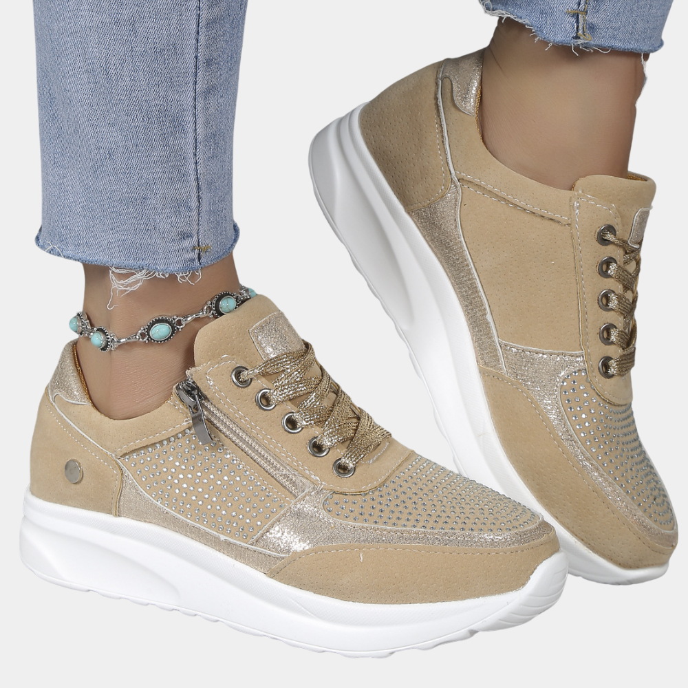 Beige damessneakers met glinsterende details, dikke witte zool en ritssluiting. Modieuze casual schoenen, perfect voor dagelijks gebruik.