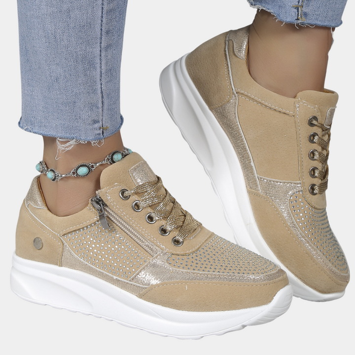 Beige damessneakers met glinsterende details, dikke witte zool en ritssluiting. Modieuze casual schoenen, perfect voor dagelijks gebruik.