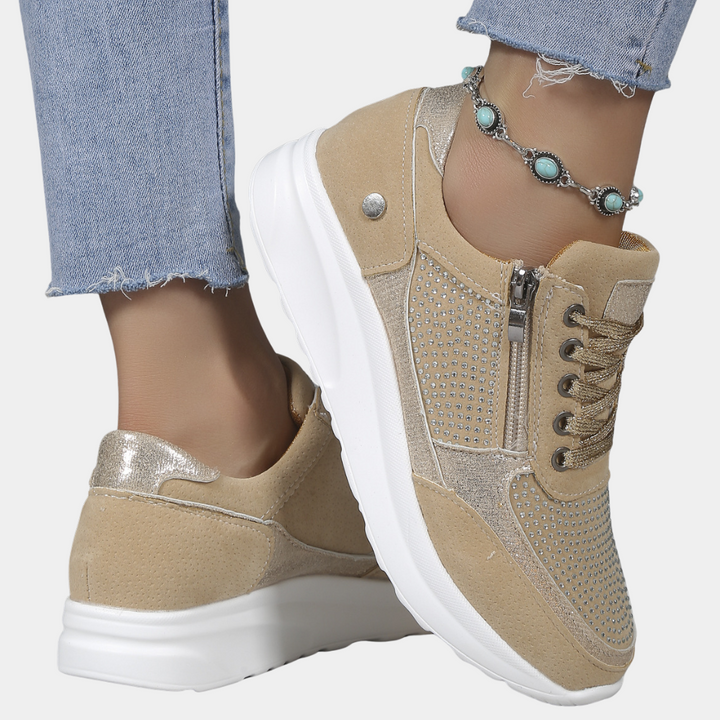 Dames sneaker in abrikooskleur met glinsterende details, ritssluiting en witte zool. Modieuze casual schoenen voor dagelijks gebruik.