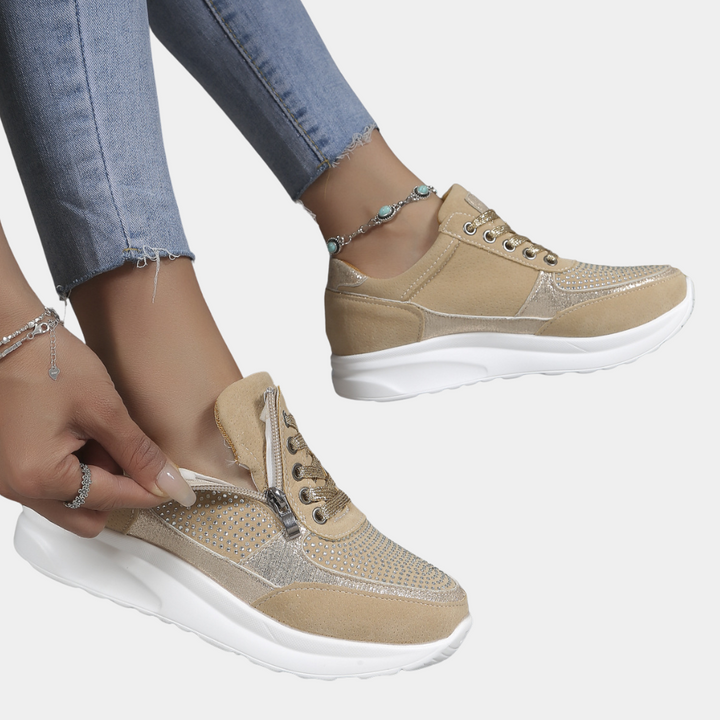 Dames sneakers in abrikooskleur met strass, ritssluiting en witte zool. Modieuze casual schoenen, perfect voor dagelijks gebruik.