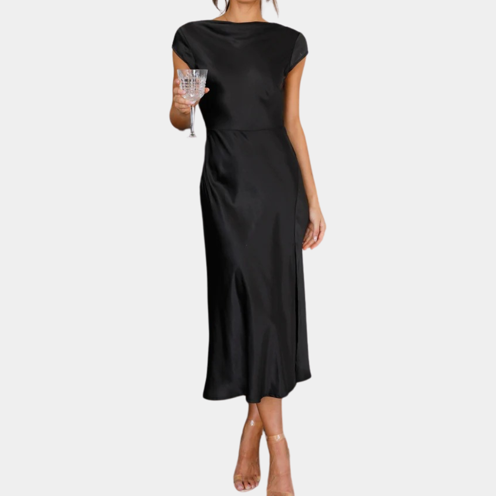 Elegante zwarte satijnen jurk met korte mouwen, gedragen door vrouw met wijnglas. Perfect voor avondkleding en formele gelegenheden.