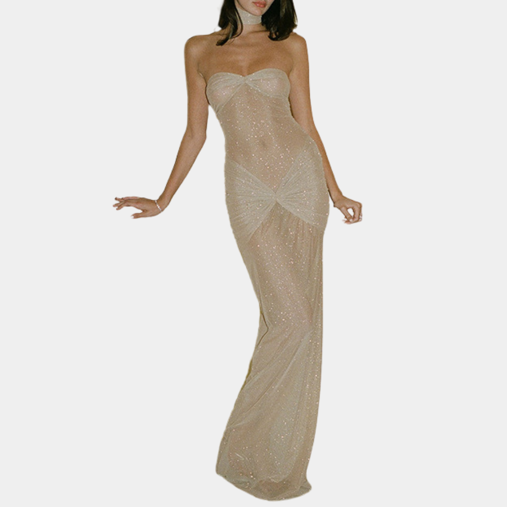 Vrouw in doorschijnende, strapless avondjurk met glinsterende details, elegante pasvorm, modetrend, feestkleding, glamour, beige tint.
