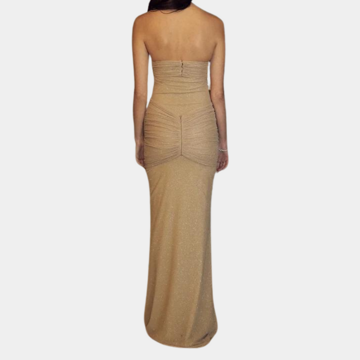 Elegante strapless avondjurk in abrikooskleur, met ruches en lange, aansluitende pasvorm. Perfect voor formele gelegenheden en gala's.