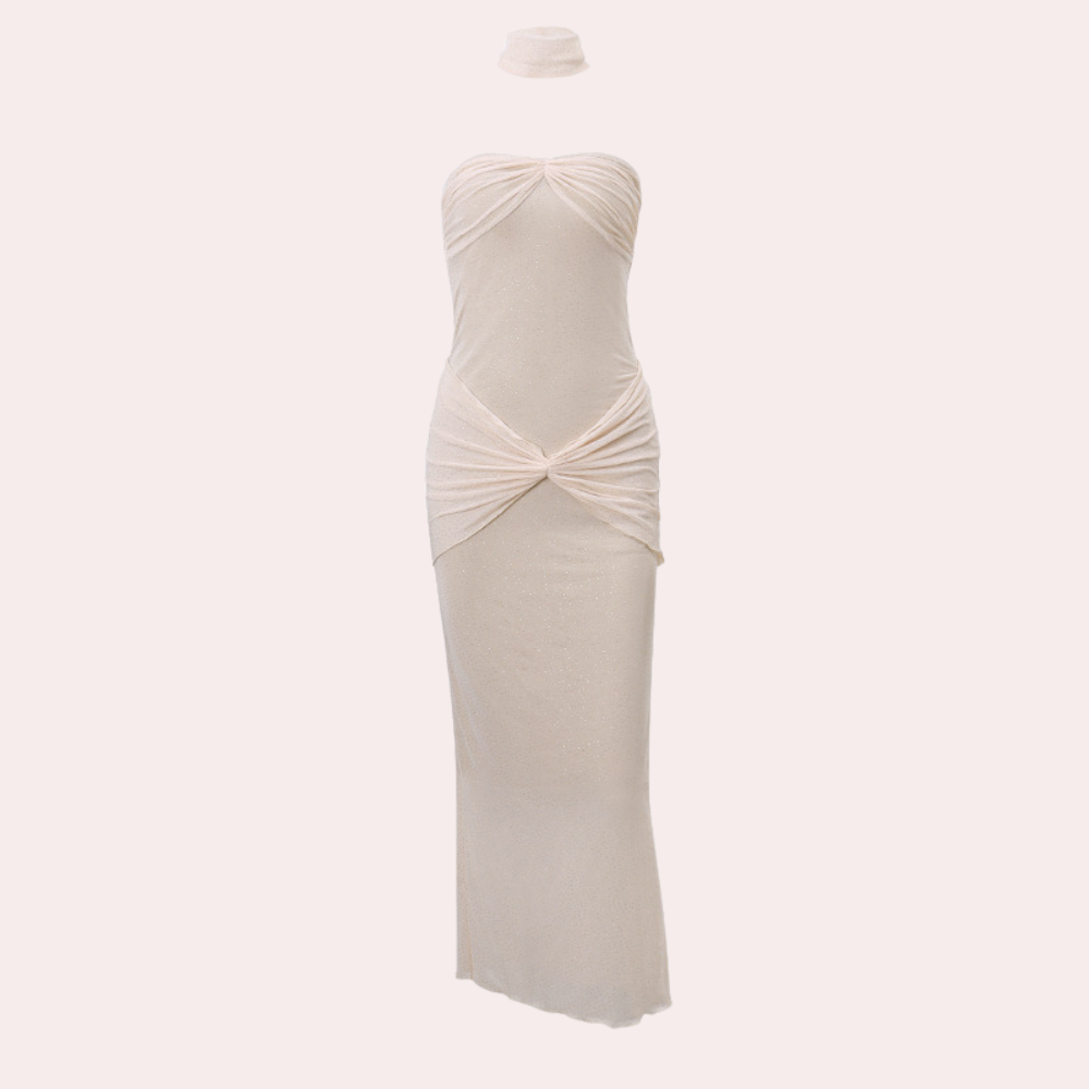 Strapless apricotkleurige jurk met gedrapeerde details, elegante lange snit en bijpassende choker. Perfect voor avondkleding en speciale gelegenheden.