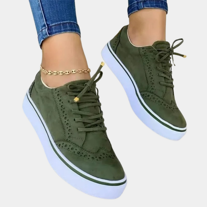 Groene dames sneakers met brogue details, witte zool en gouden enkelbandje. Modieuze casual schoenen, perfect voor dagelijks gebruik.