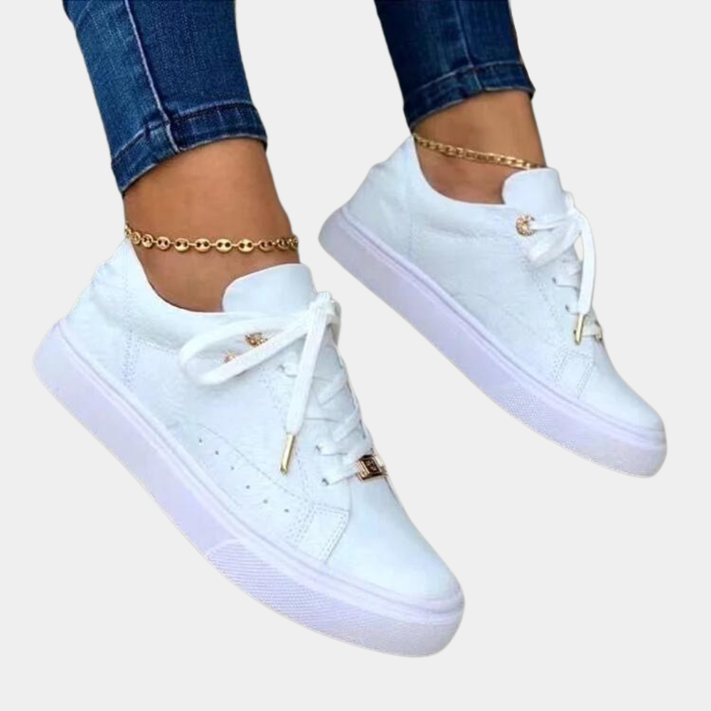 Witte dames sneakers met gouden details en enkelbandjes, casual mode, comfortabele schoenen, trendy streetwear, perfect voor dagelijks gebruik.