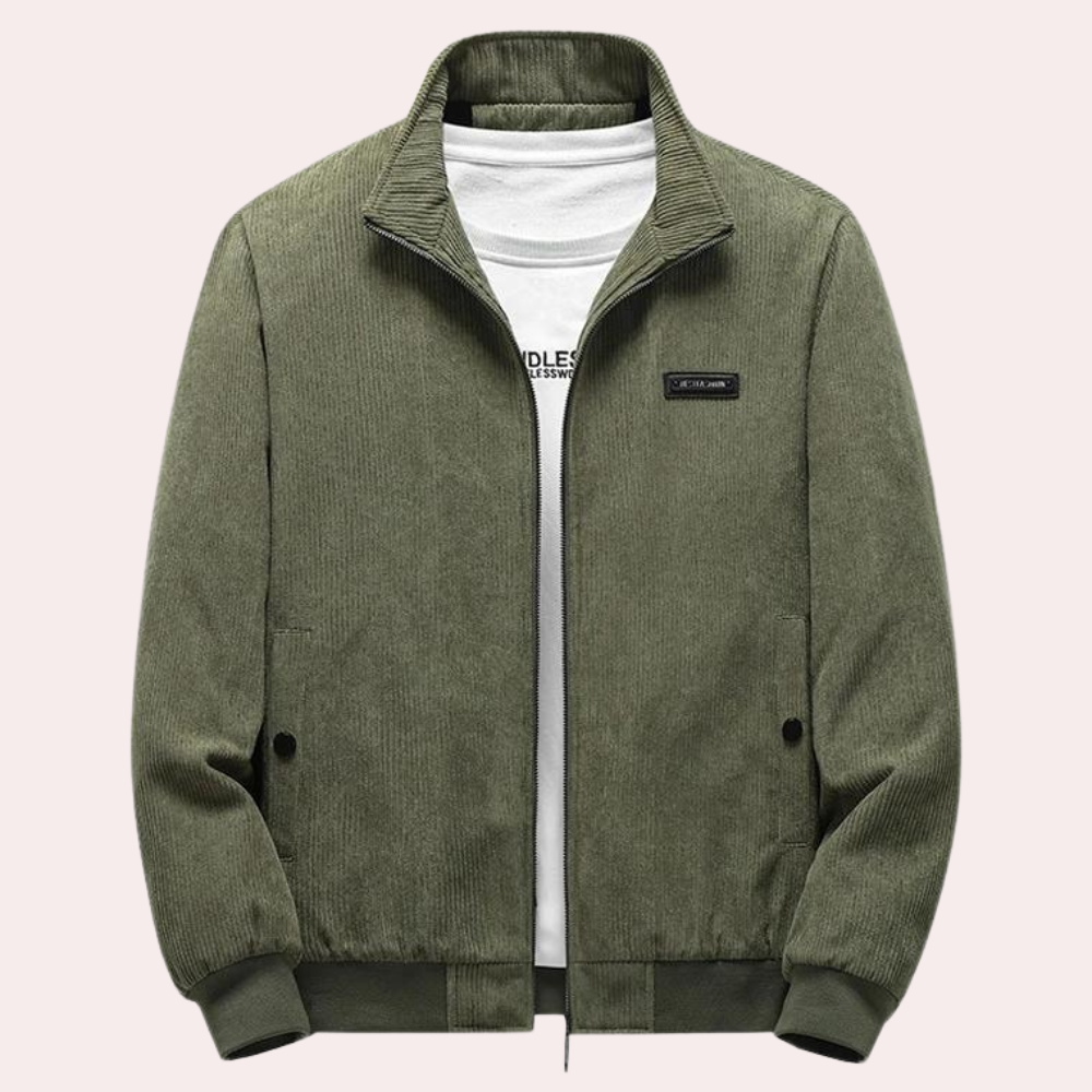 Olijfgroene corduroy herenjas met opstaande kraag, ritssluiting en twee zakken. Stijlvolle casual jas voor herfst en winter.