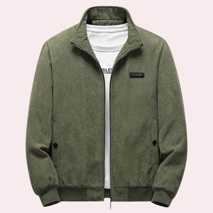 Olijfgroene corduroy herenjas met opstaande kraag, ritssluiting en twee zakken. Stijlvolle casual jas voor herfst en winter.