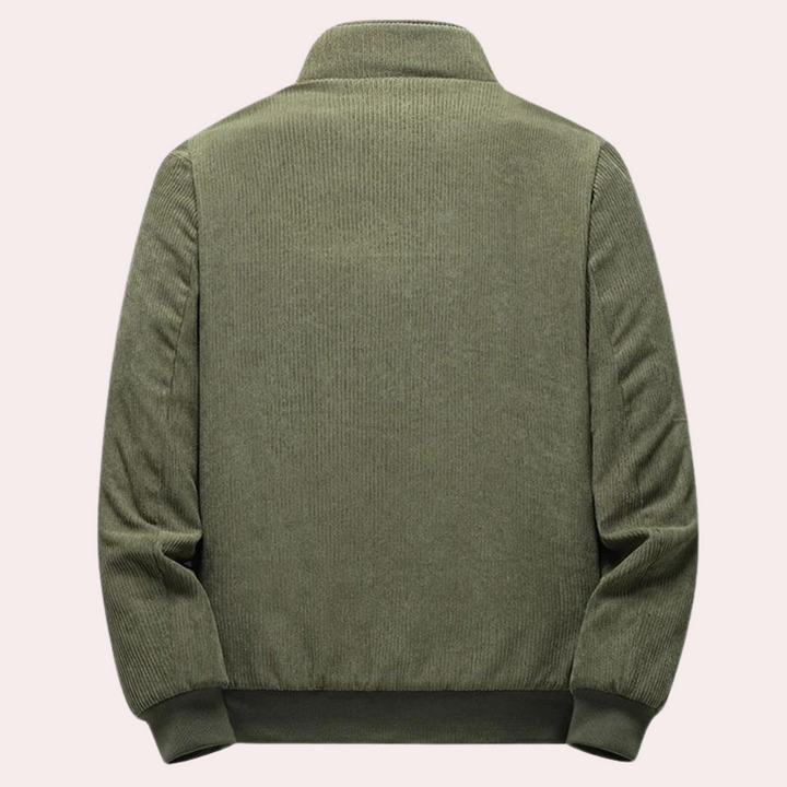 Olijfgroene corduroy jas voor heren, achterkant. Stijlvolle herenjassen, wintermode, comfortabele pasvorm, trendy kleding, warme bovenkleding.
