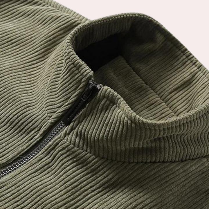 Olijfgroene ribgebreide trui met halve rits, opstaande kraag en comfortabele pasvorm. Ideaal voor herfstmode en casual outfits.