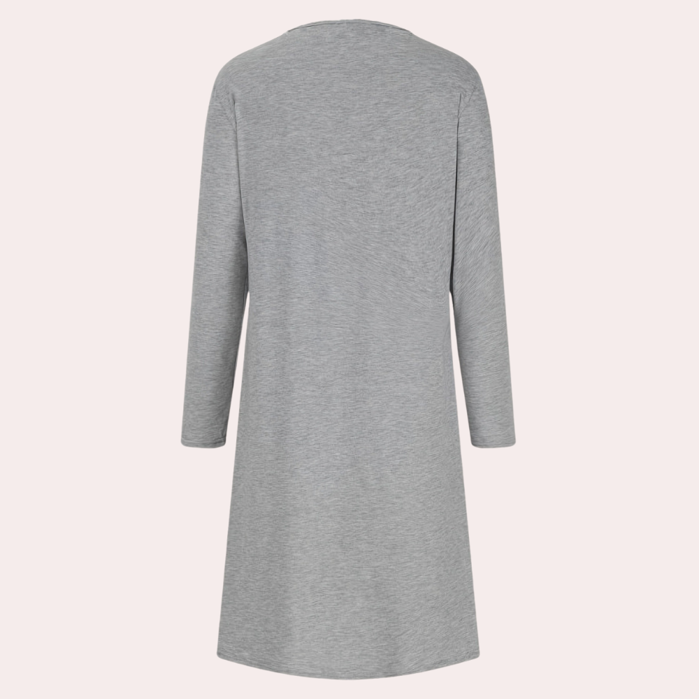 Grijze damesjurk met lange mouwen, gemaakt van zachte stof. Ideaal voor casual en comfortabele outfits. Perfect voor dagelijks gebruik.