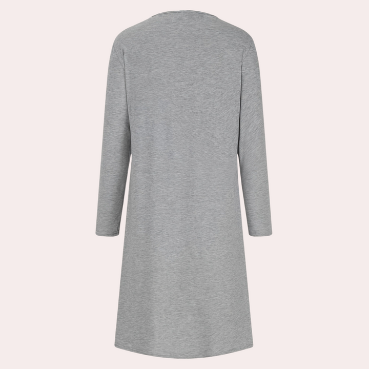 Grijze damesjurk met lange mouwen, gemaakt van zachte stof. Ideaal voor casual en comfortabele outfits. Perfect voor dagelijks gebruik.
